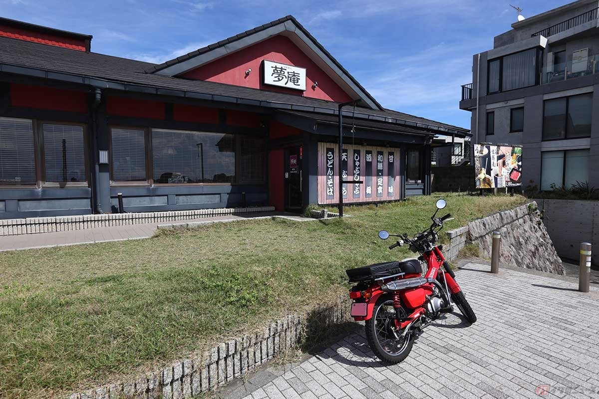 国道134号沿い、逗子海岸に面した和食のファミリーレストラン「夢庵 逗子店」に到着。店舗の裏側にあるバイク駐輪スペースにバイクを停めて入店