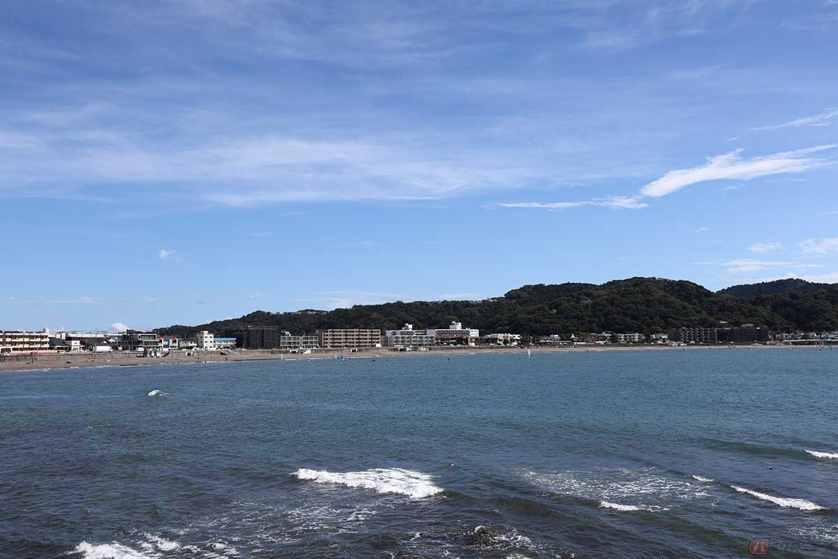 逗子海岸からは、江ノ島や相模湾が一望できる。天気が良ければ富士山も見える夕景が美しい