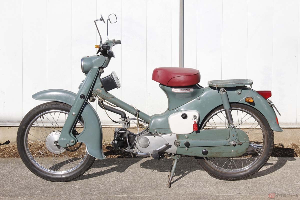 初代C100シリーズの「マルエムブルー」と呼ばれるブルー+淡い赤色サドルシートは素晴らしく似合っていると思いますが、後期型のディープグリーン+淡い赤色サドルシートは、マルエムブルーのように似合わない!? かもしれません