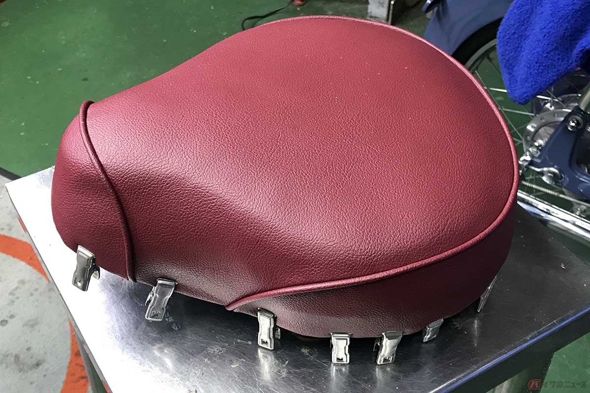 DIYシート張り替えは大型モデルからスーパーカブまで、過去に何度か経験していますが、高温になるヒーターではなくヘアードライヤーを利用して張り込む方が作業性は良いです。温めた時に伸びた表皮は、冷えることで縮んでビシッと張り込めます