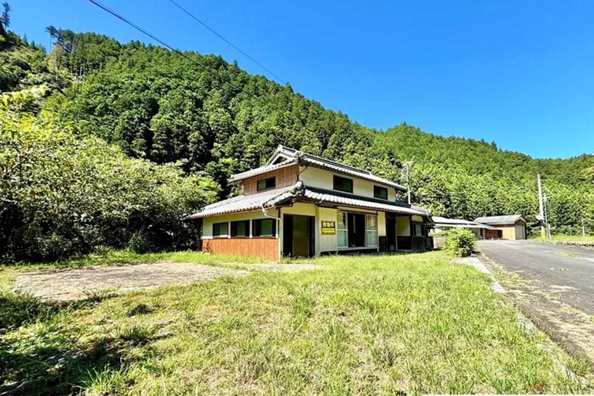 敷地面積は111坪以上という広さを誇る三重県津市の物件