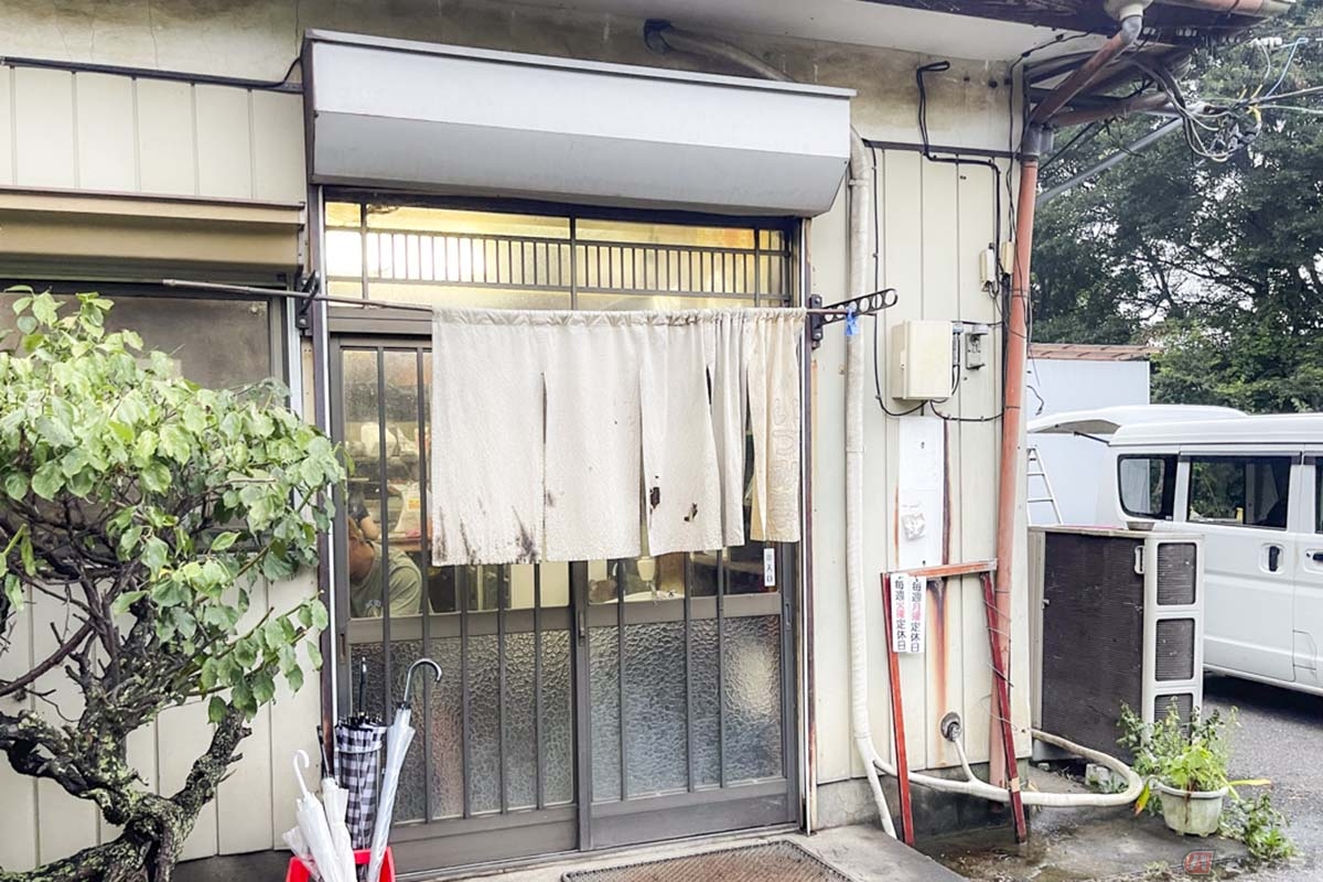 柏にある「いづみ亭」。のれんのヤレ具合がお店の歴史を物語っています