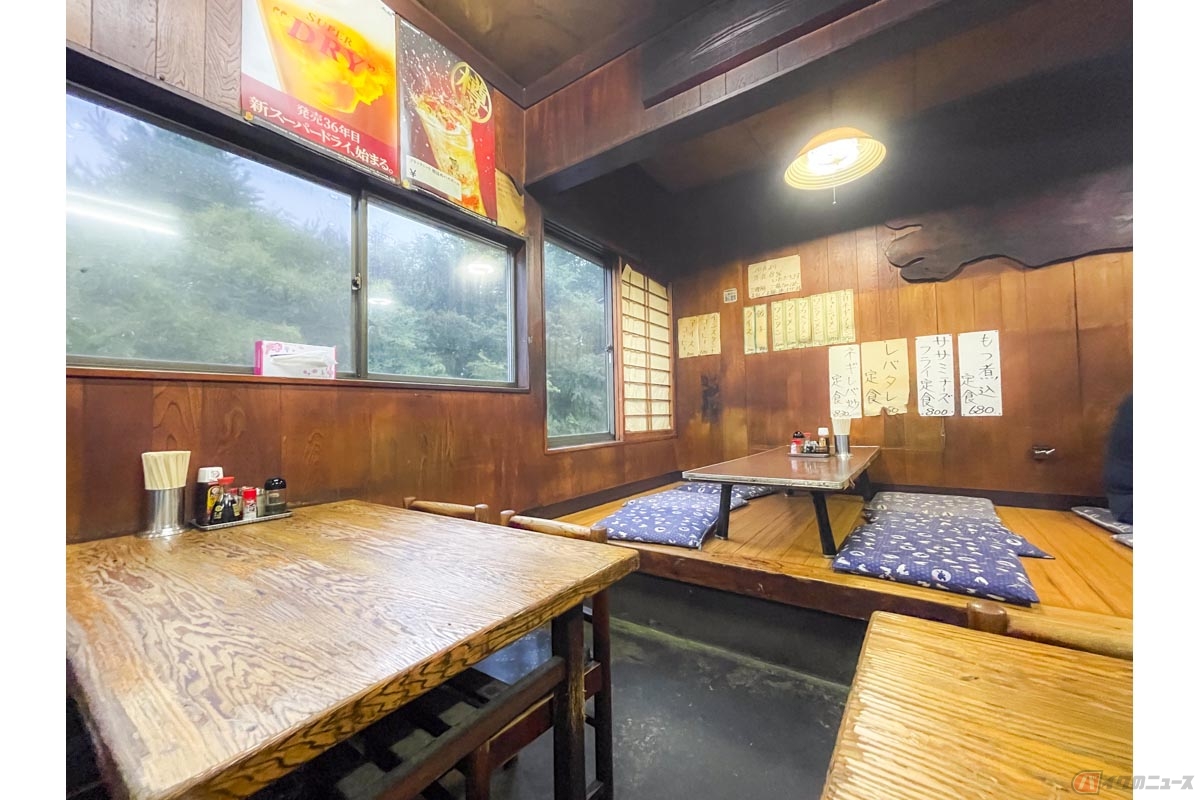 柏にある「いづみ亭」。歴史を感じさせますが清潔感のある店内です