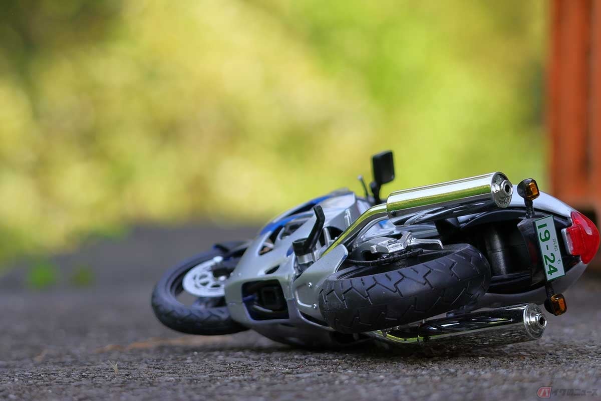 極低速で「立ちゴケ」程度の転倒なら、ライダーもバイクも無事……とは限らない(※画像はイメージです)