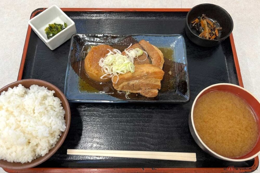 中央道「境川PA」（下り）で出会った「おふくろ定食」（880円）をいただくと、味が染みた豚バラ大根の味わいに、思わず心に沁みる、おふくろの味のような気分になる