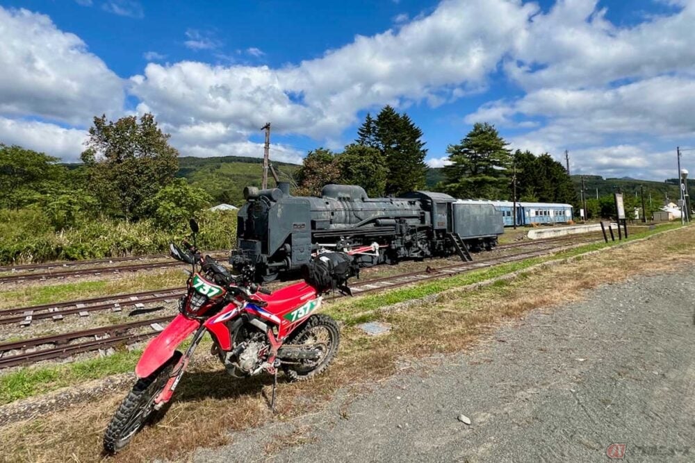 かつて「振内駅」だった場所は記念館に。広い駐車場があるのでクルマやバイクを停めて見学可能。「SLの王者」として全国的に活躍した蒸気機関車「D-51」が展示されている。公衆トイレも設置されていた