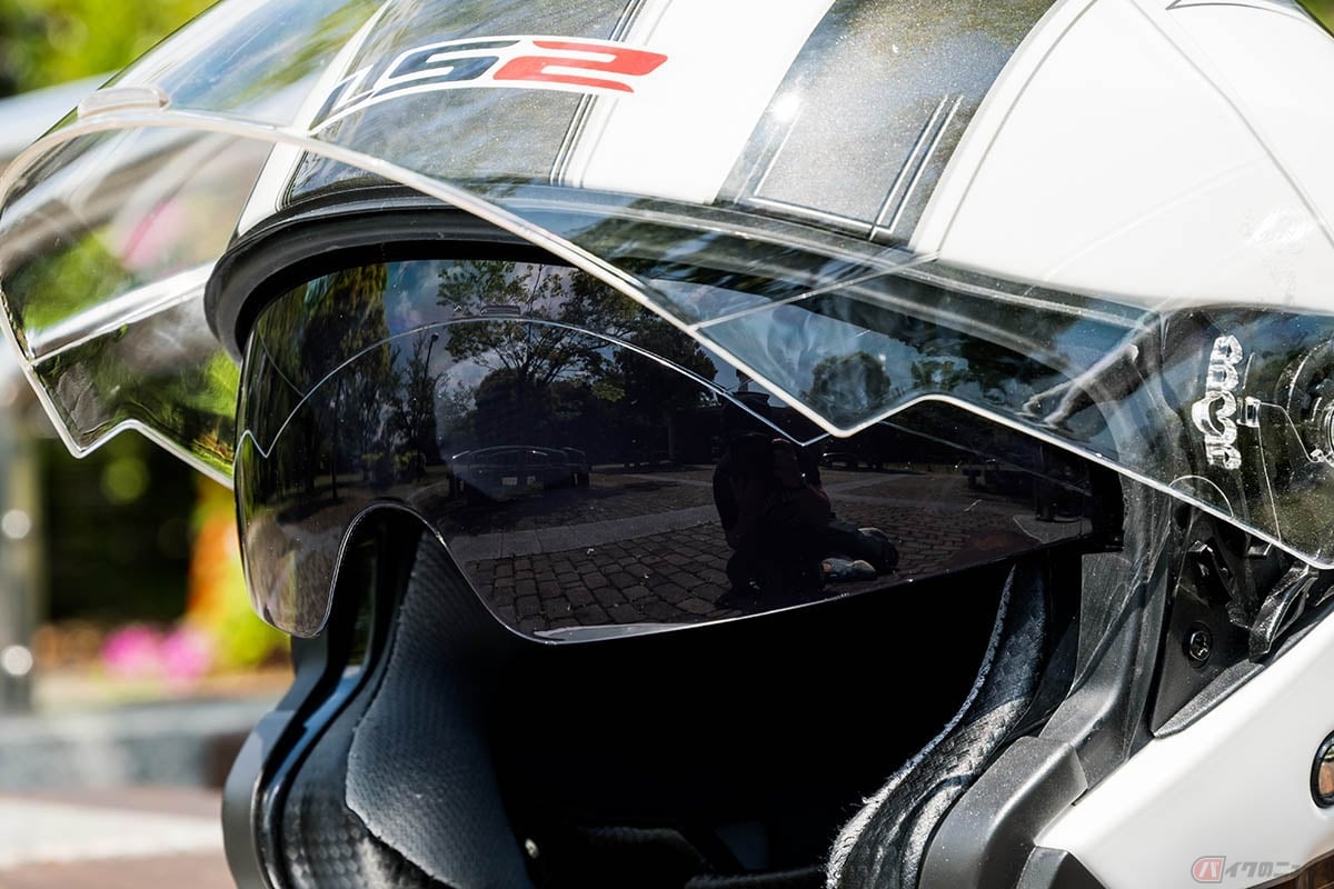 近年のヘルメットに装備されている「インナーサンバイザー」