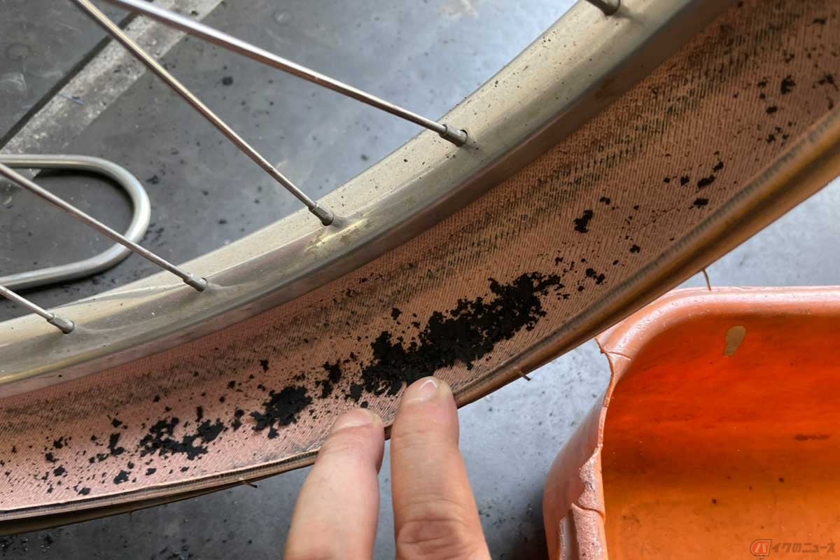 自転車タイヤのパンクの原因は、突起物だけとは限らない。写真はタイヤ内に残るチューブの削れカス。空気圧不足によりタイヤとチューブが内部で擦れて、チューブが薄くなってしまったことがわかる