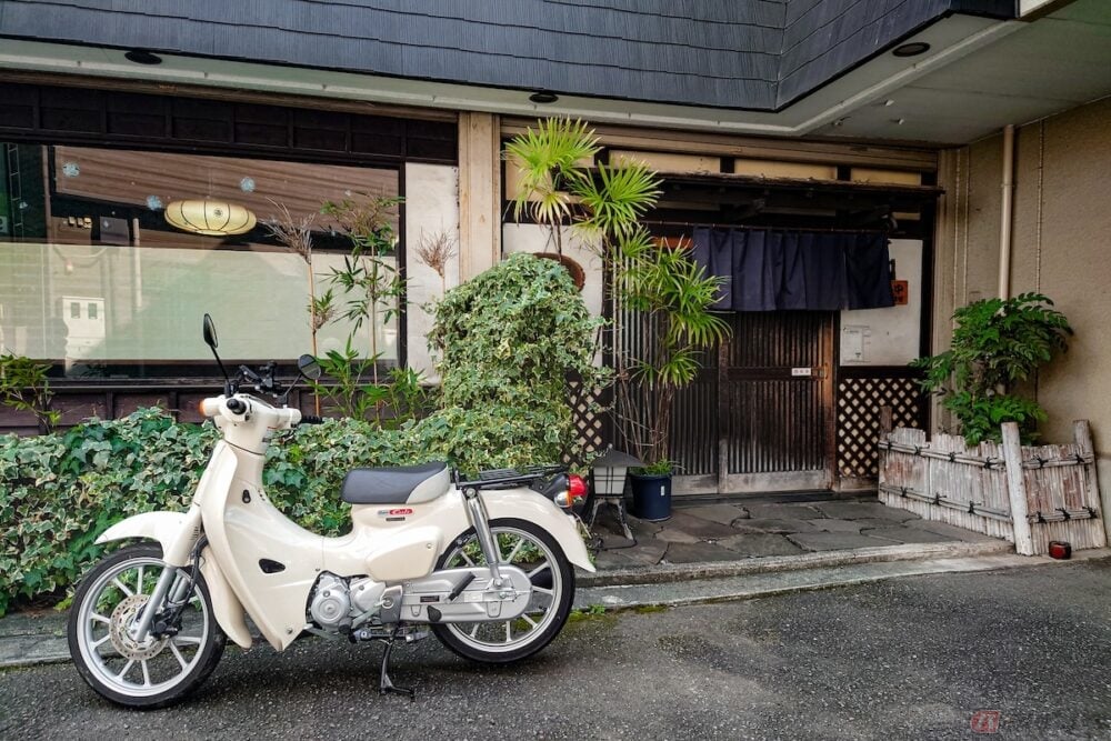 今回訪れた『手打ちそば 中原 かしわ』も高架下近くにあります