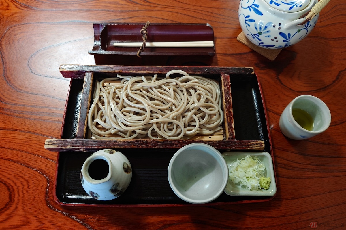黒っぽく太めの麺で白くて細い麺の更科そばと真逆なタイプの田舎そばを注文