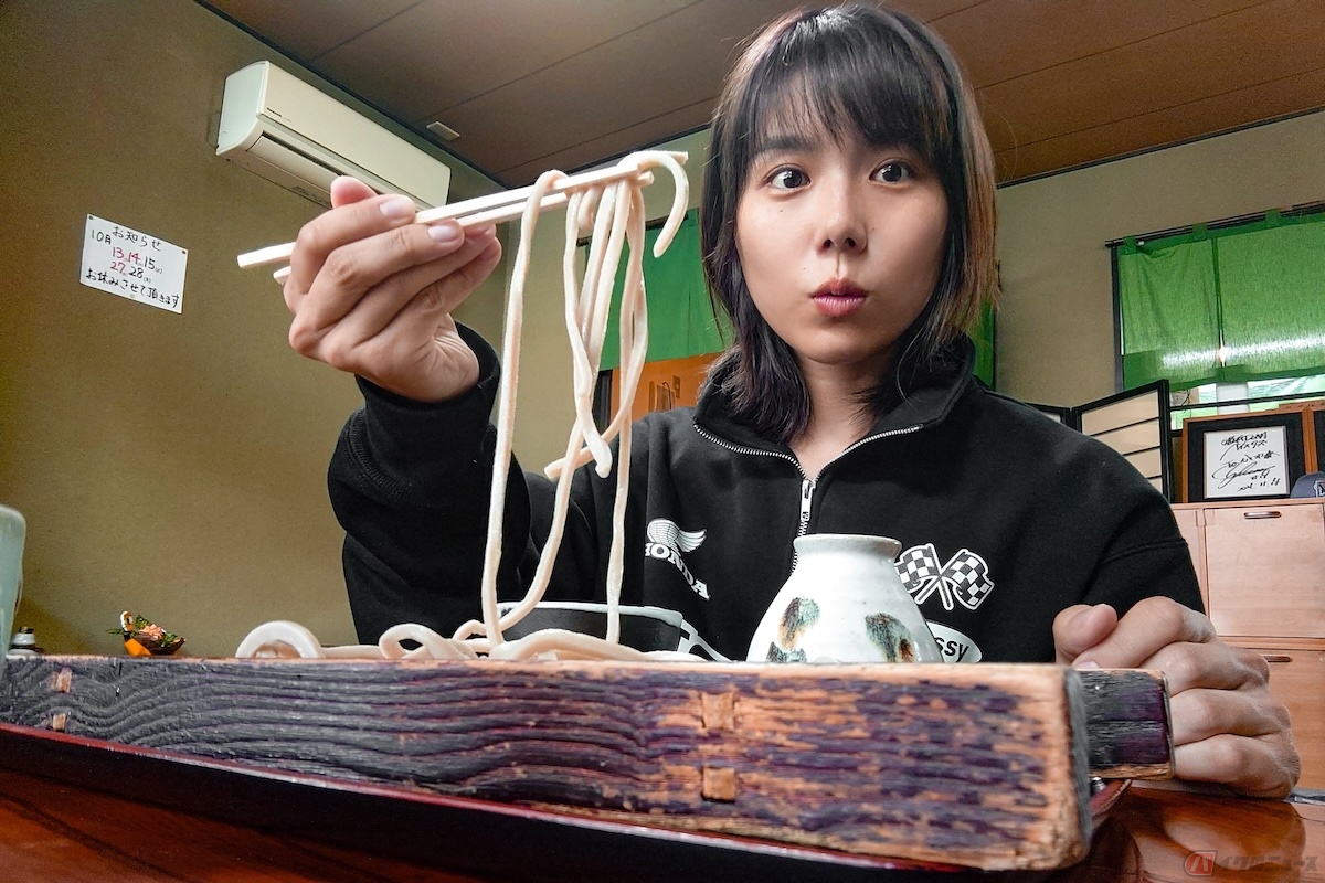 テーブルに来た田舎蕎麦は、もっとしっかりと弾力がある太麺にびっくり！
