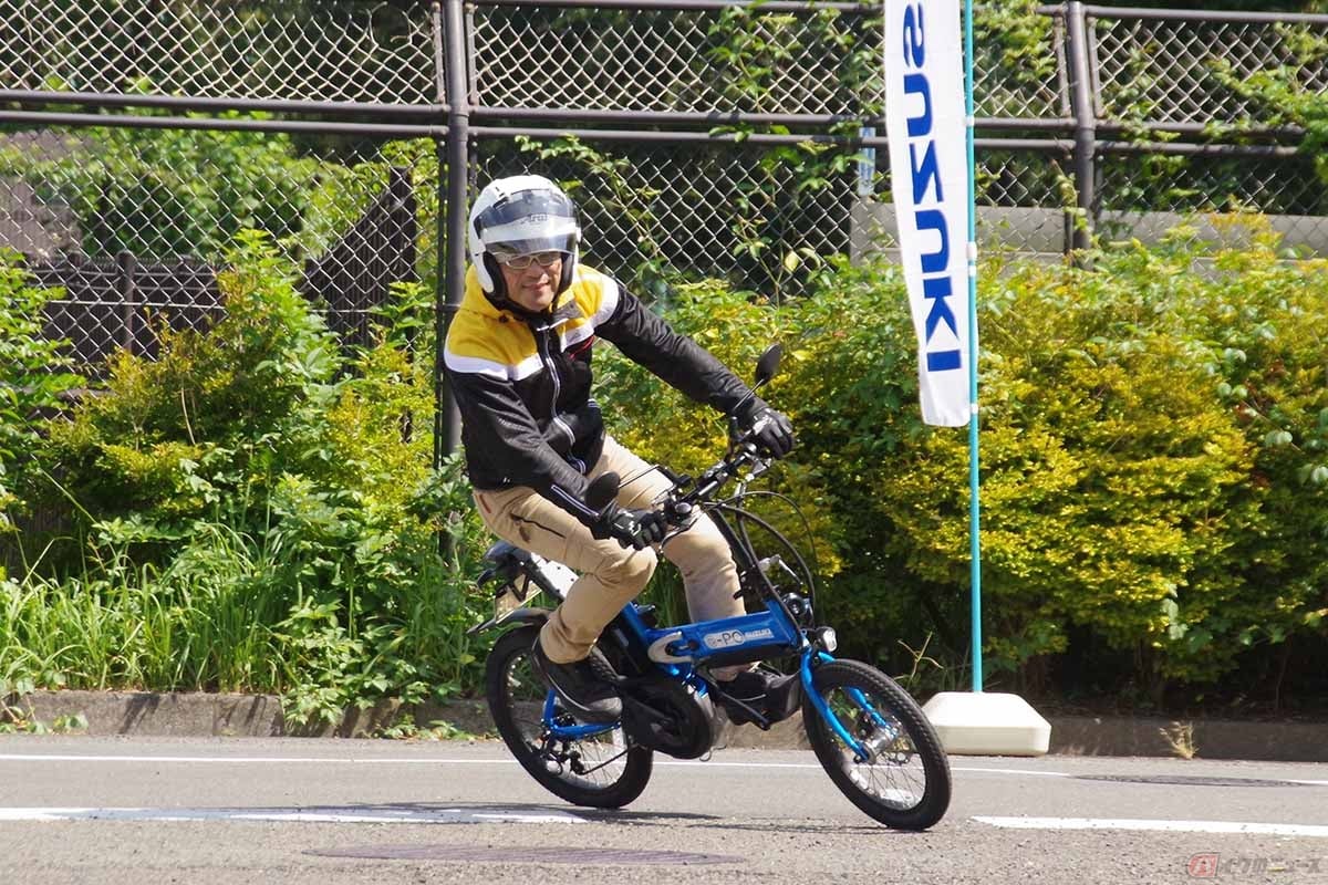 スズキの折り畳み電動モペッド「e-PO(イーポ)」(原付一種)に乗る筆者(近藤スパ太郎)。コーナリングやブレーキング性能は、さすがスズキのクオリティと感じます(写真:e-PO PHOTO by 輪)