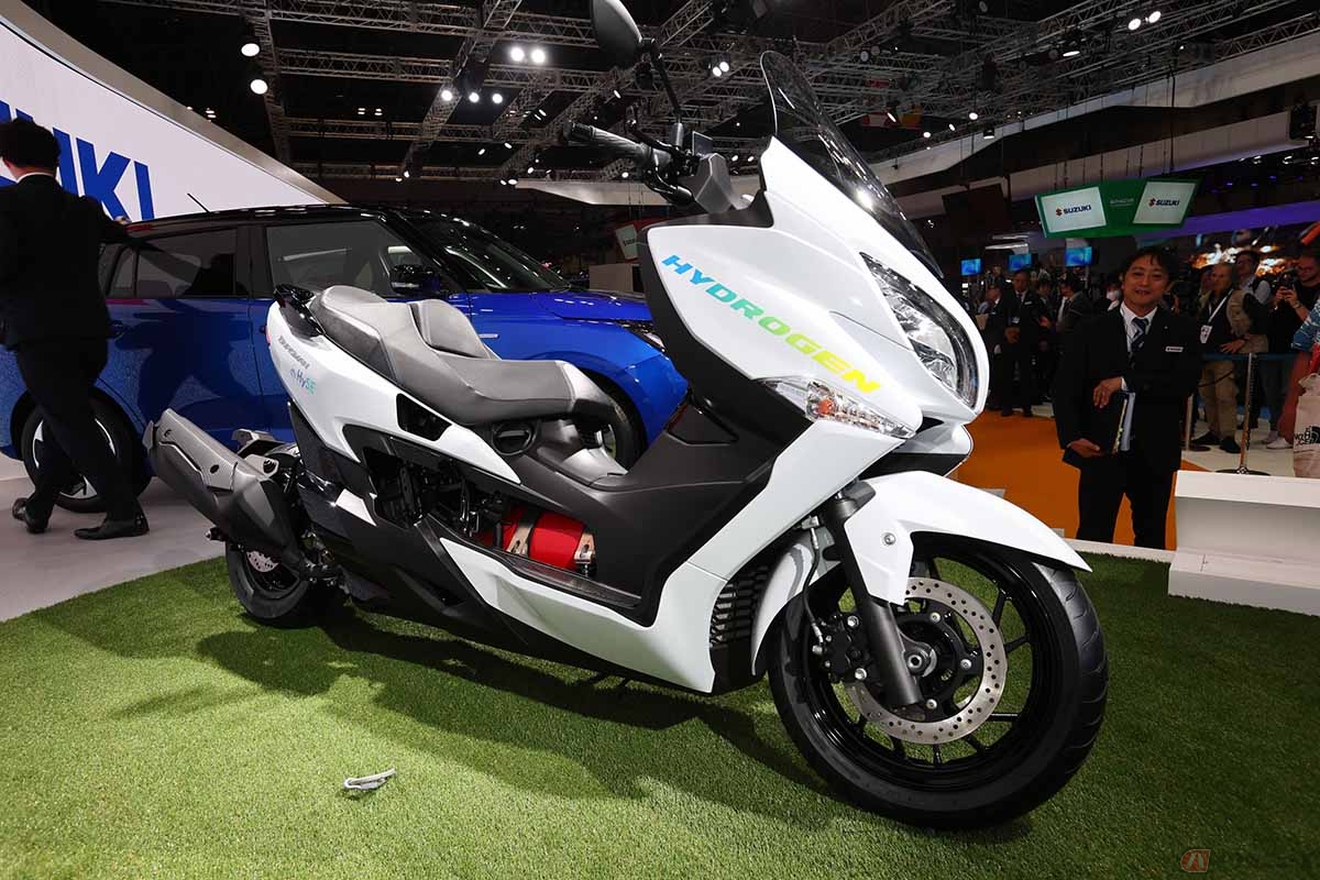 JMS2023に展示された「水素エンジンバーグマン」(試験車両)のカットオフモデル。シート下に水素タンクを搭載しています。フューエルセルモデルでもこの位置に水素タンクを搭載していましたが、水素エンジンでの実用化には、これでは小さすぎる課題があります