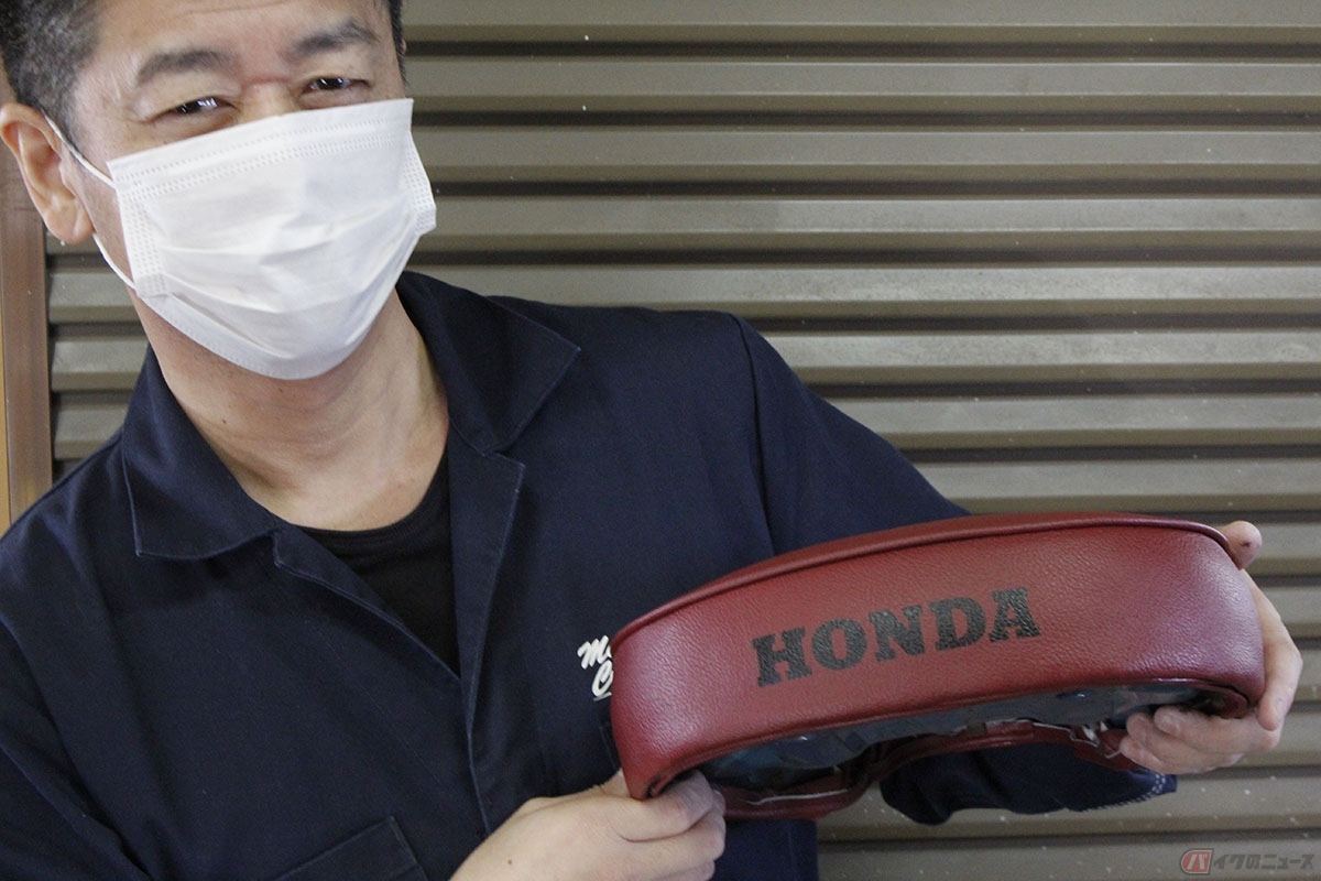 ホンダ「スーパーカブC100」らしい赤シートへ張り替え完了!! さらに