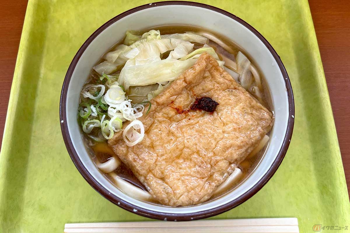 中央道「初狩PA」(下り)の数ある「吉田のうどん」メニューの中でも、後回しにしてきた「吉田のきつねうどん」(640円)を実食。甘いいなりとの相性が抜群だということがわかった