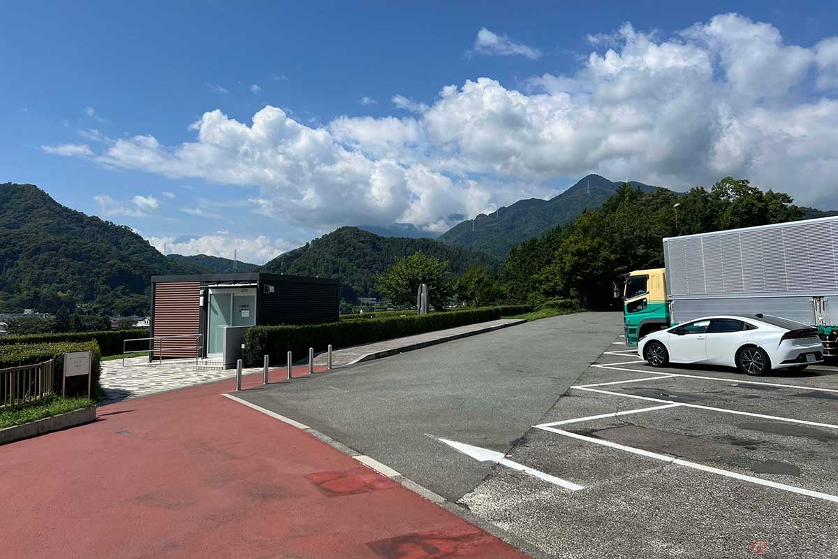 天気が良ければ富士山を眺めることが出来る「初狩PA」(下り)だが、残念ながら2輪専用の駐車スペースは見当たらない。時期によっては臨時に設けられるが、バイクユーザーへの配慮を願いたいところ