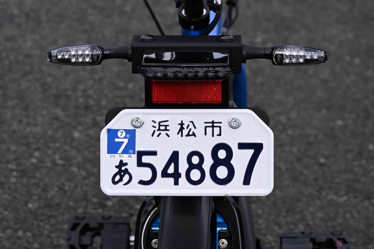 モペットは原動機付自転車（原付）という扱いになるから、ナンバープレートの申請や自賠責保険への加入などもしなければならない