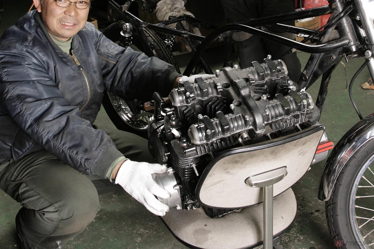 バイクの美しさは輝きのあるフレームペイントコンデイションに左右されるものだと常々思っていますが、そんな想いとこの750RS/Z2-A後期モデルの現状は、かなりかけ離れたものでした。そこで、「納得のいく化粧直し」をしてあげたいと考えました