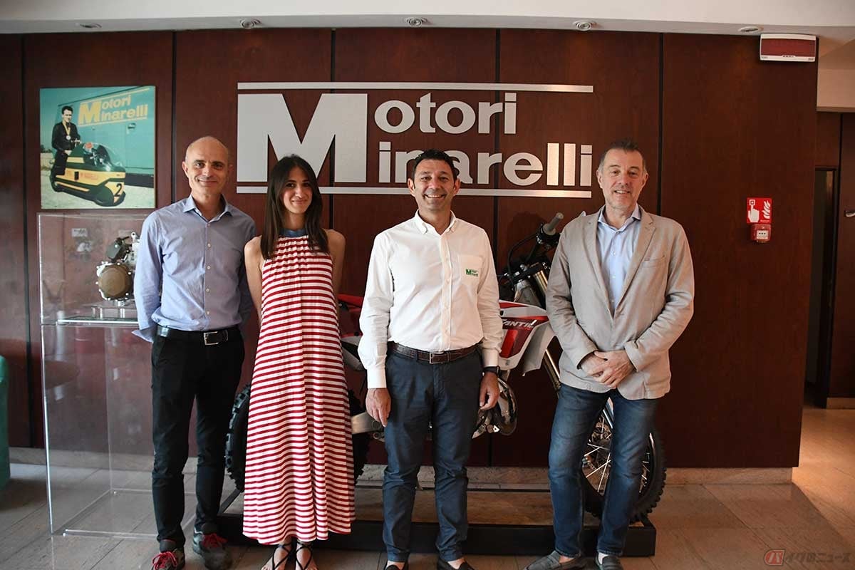 左からアレッサンドロ・バルビエールさん(ミナレリのプラント・マネージャー)、キアラ・プンツォさん(ミナレリのマーケティング・マネージャー)、エルマンノ・ヴェントゥーラさん(ミナレリのセールス・マネージャー)、アンドレア・ベナッティさん(ファンティックのエクスポート・マネージャー)