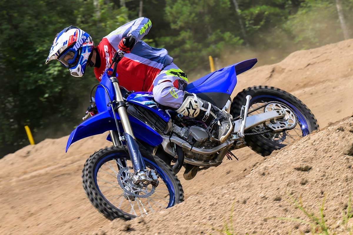ヤマハ「YZ125X」(2025年型)に試乗する筆者(青木タカオ)