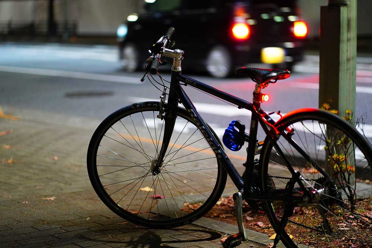 暗い道で自転車を走らせる際に、ライト(前照灯)やリアリフレクター、テールライトが問題無く機能するか要チェック