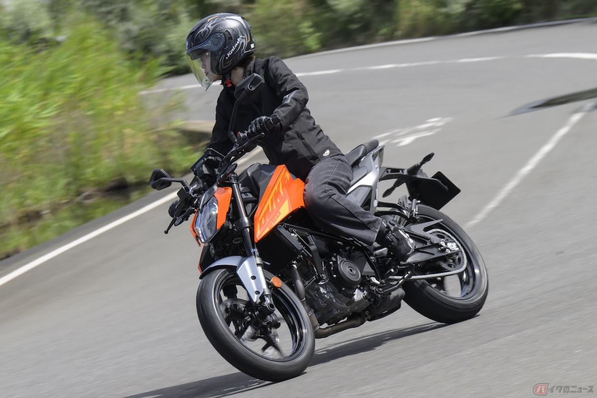 コーナリングもスムーズにバイクを倒し込むことができて扱いやすさが際立ちます