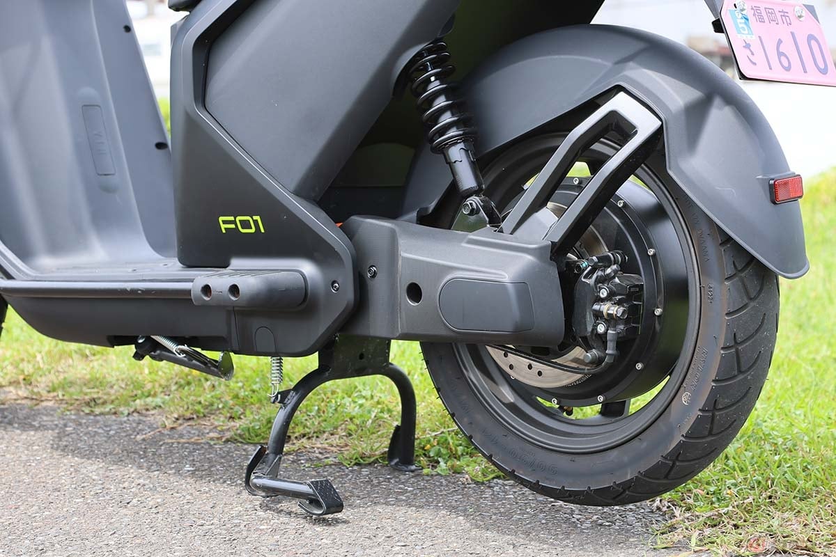 Vmotoの原付二種スクーター「F01」。リヤタイヤは14インチ。インホイールモーターを搭載しています。リヤサスペンションは調整可能です