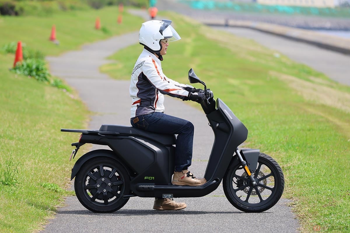 Vmotoの原付二種スクーター「F01」。足つき性が良く、身長172cmのボクは両足がベッタリつきます。原付二種としては大きな車体でポジションが楽々!