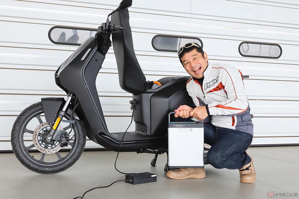 Vmotoの原付二種スクーター「F01」。バッテリーは約20kg。持ち運ぶにはちょっと思いので、プラグイン充電がメインとなりそう。充電時間は10~11時間