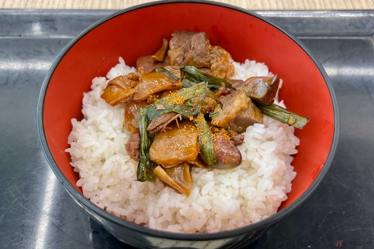 東関道「酒々井PA」(下り)でいただいた「牛すじ鶏レバご飯」(900円)は、想像よりも具材が少なめな印象だったが、結果的には適量だと思えた。朝食だったのでなおさらかも