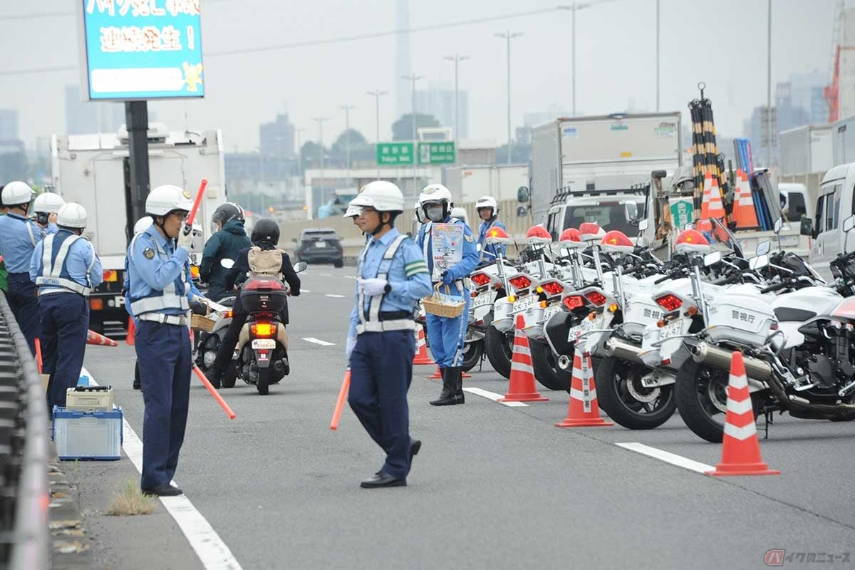 警視庁と埼玉県警による合同の交通啓発は、都県境の荒川「笹目橋」の橋上で行われた(撮影=中島みなみ)