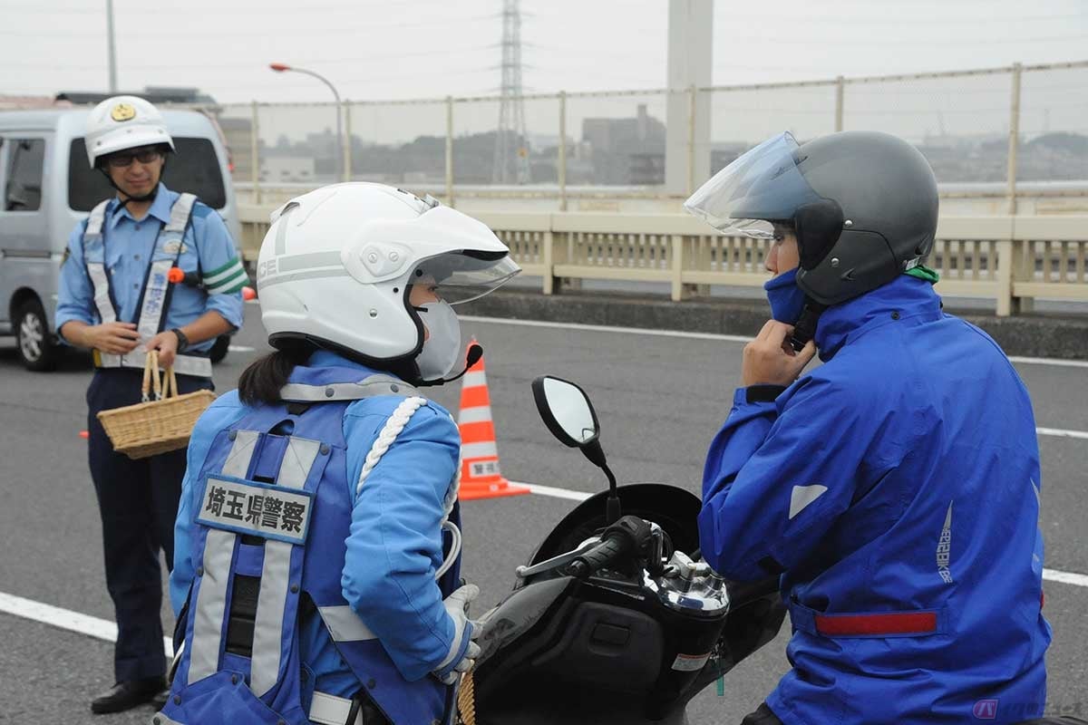 ヘルメットを装着していても、事故時に外れている死亡事故が減らない（撮影＝中島みなみ）