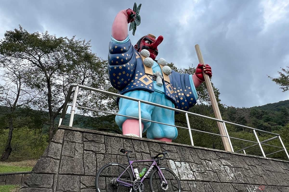 宮坂峠の中腹に位置する「戸倉宿キティパーク」に立つ大天狗