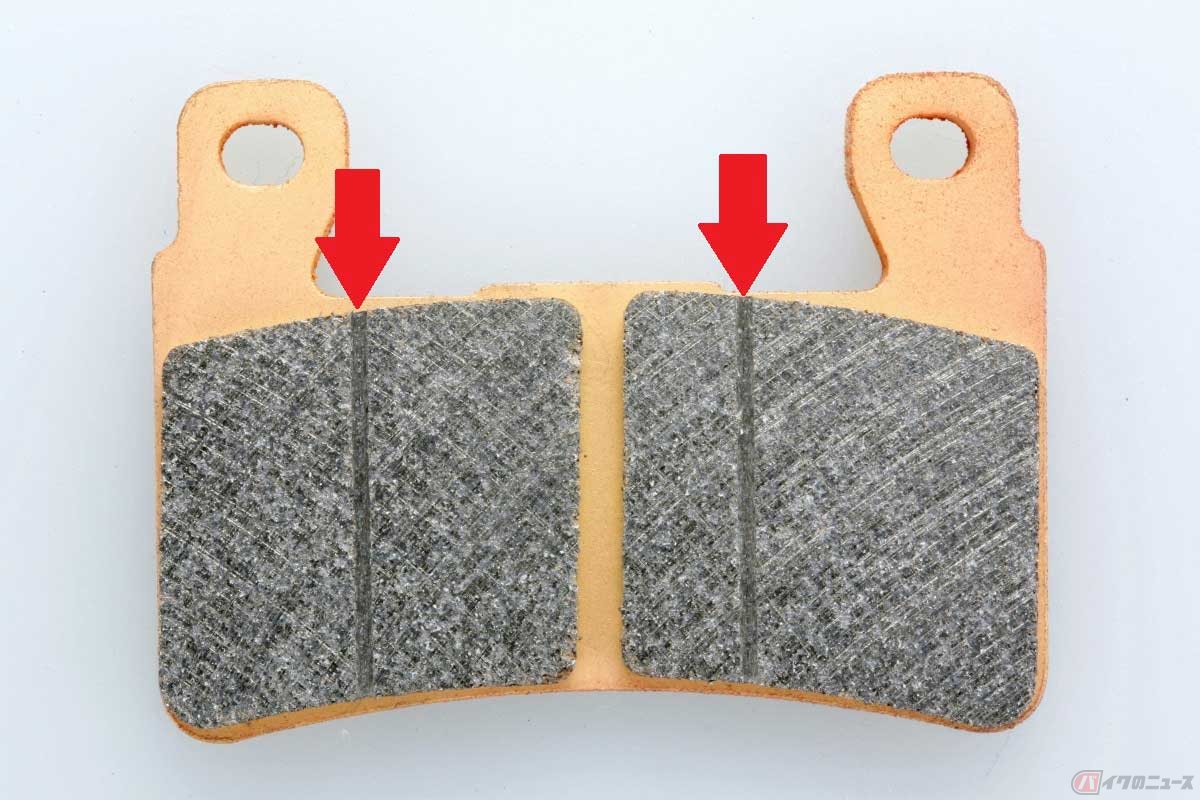 ブレーキの鳴き防止のために、摩擦材に溝を刻んだブレーキパッド(まったく溝が無いパッドもある)。溝の深さをパッド残量の目安に使っている場合もある