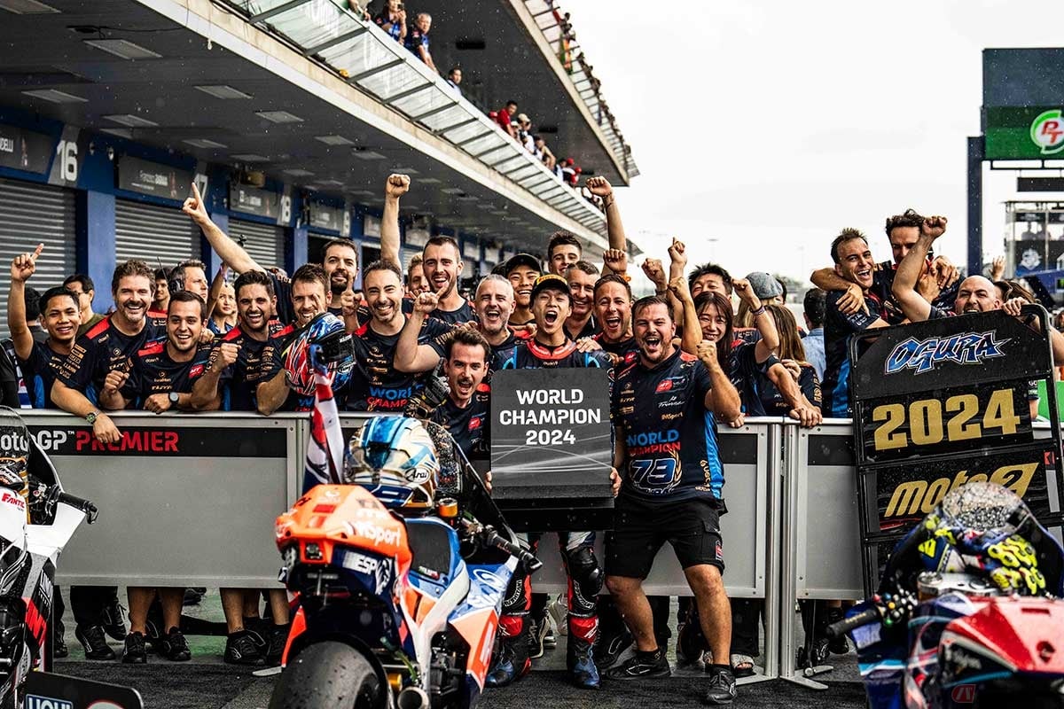 「世界選手権でのレースでは、周りが喜んでくれるのがいちばん嬉しいと感じます。パルクフェルメに戻ってきてチームのみんなを見たときのほうが、嬉しさはありましたね」(小椋藍選手)【MotoGP第18戦タイGP】
