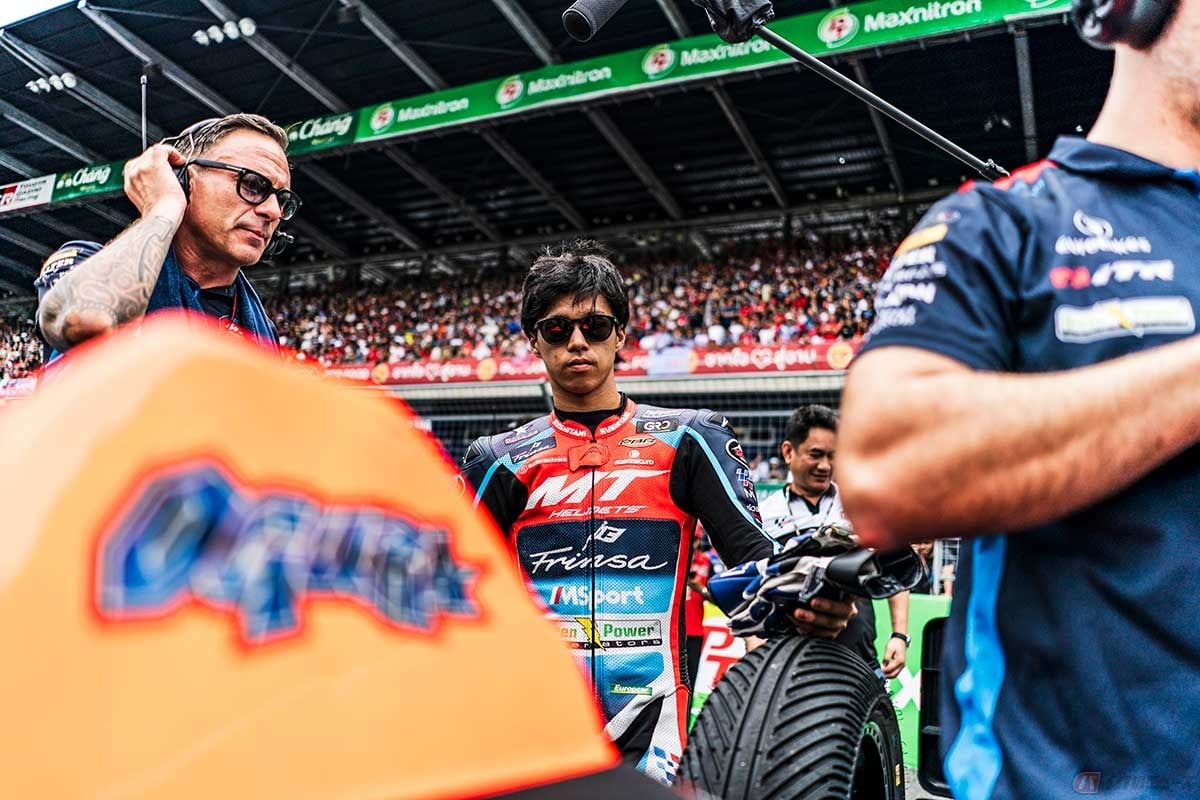 【MotoGP第18戦タイGP】決勝レースはポールポジションからのスタートとなった小椋藍選手(#79/MTヘルメット - MSI)。スリックタイヤでスタートしたが、微妙なコンディションに緊張していたという