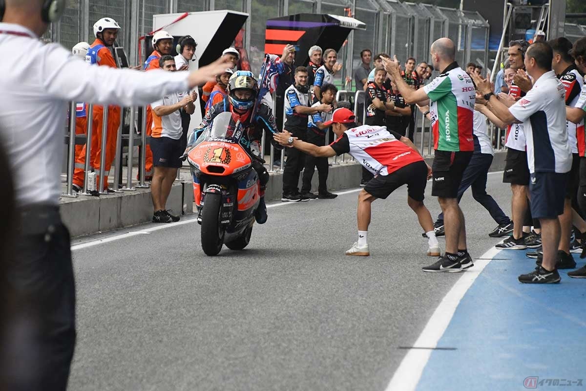 ピットレーンに戻って来たとき、MotoGPクラスに参戦する中上貴晶選手とタッチを交わす。小椋選手は2025年にはMotoGPライダ-になり、中上選手は引退となる、そんな2人だ