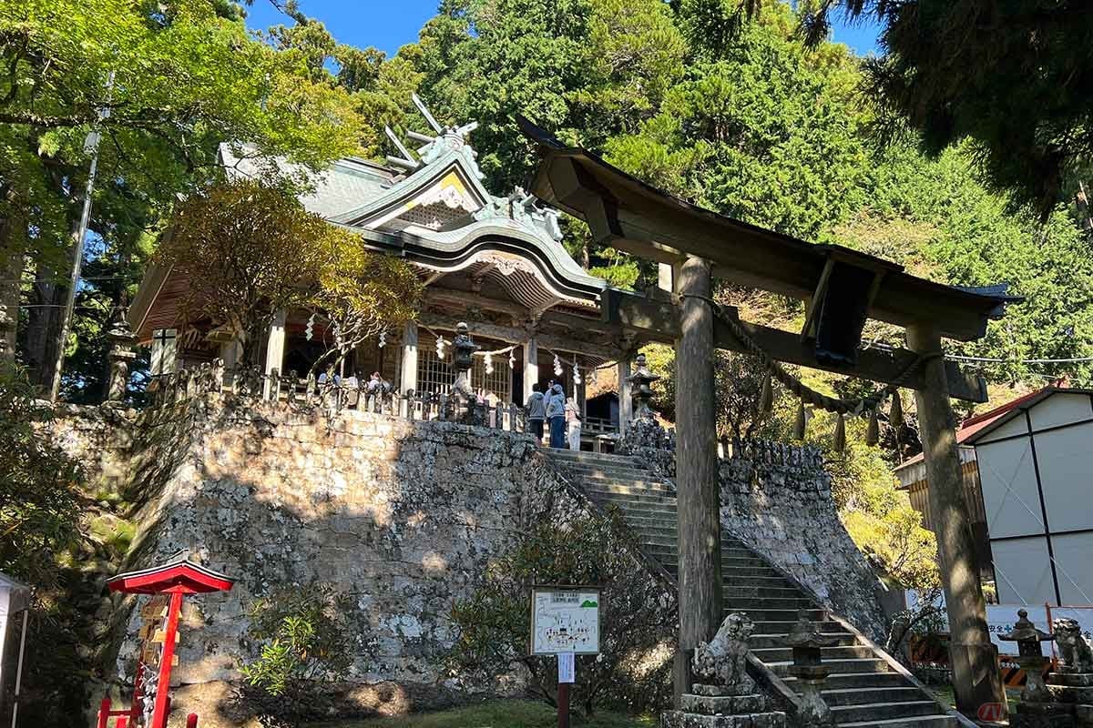 玉置神社本社。駐車場からは15~20分のハイキングになります