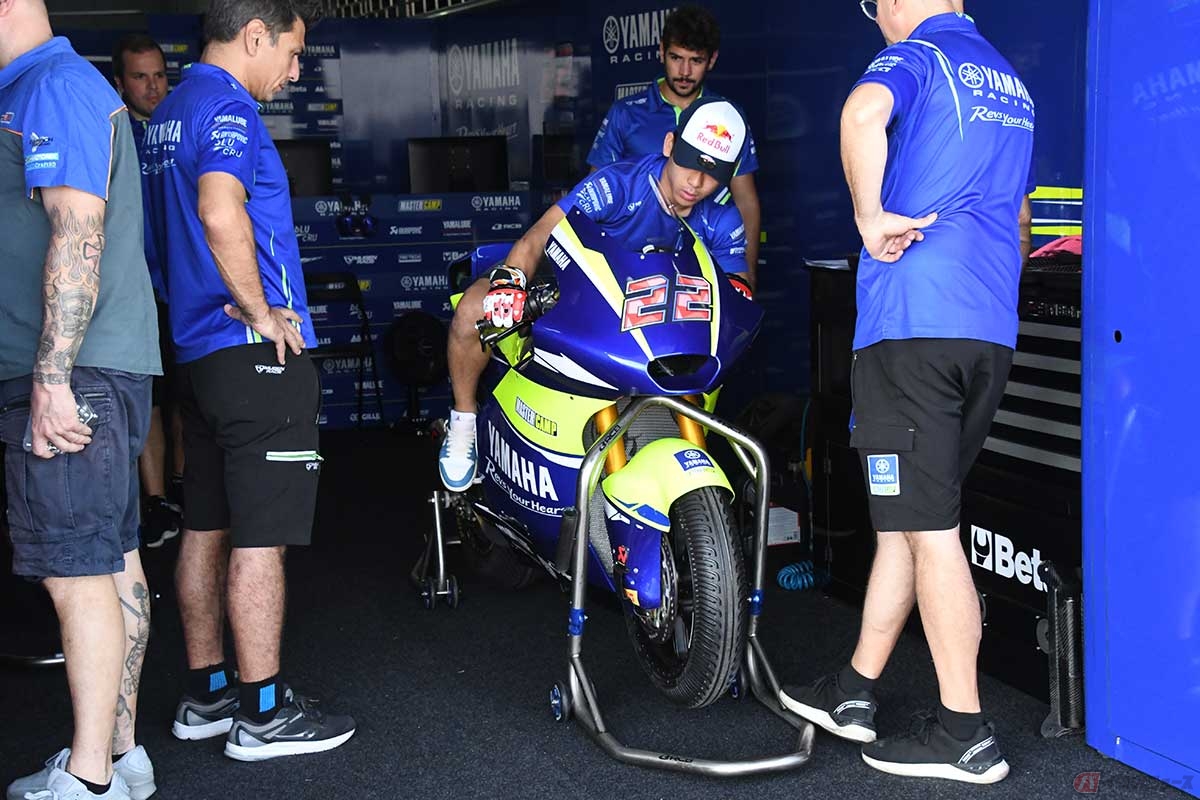 【MotoGP第18戦タイGP】セッション前にポジション確認を行なう佐々木歩夢選手(#22/Yamaha VR46 Master Camp Team)