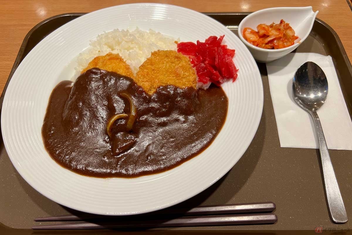 夜の東名高速「港北PA」(下り)にバイクでふらりと立ち寄り、注文したのはカレーライスにコロッケが2つというシンプルな「コロッケカレー」(920円)に単品の「キムチ」(120円)を添えたもの