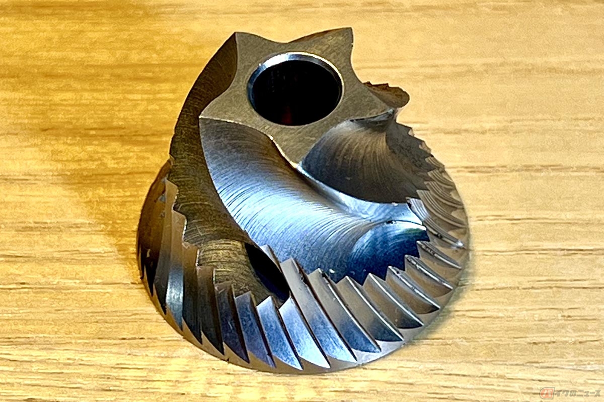 筆者(黒田悟志)が使用するゼブランの手動式のコーヒーミル。鋭い切れ味を実現するステンレス製の刃が使用されています
