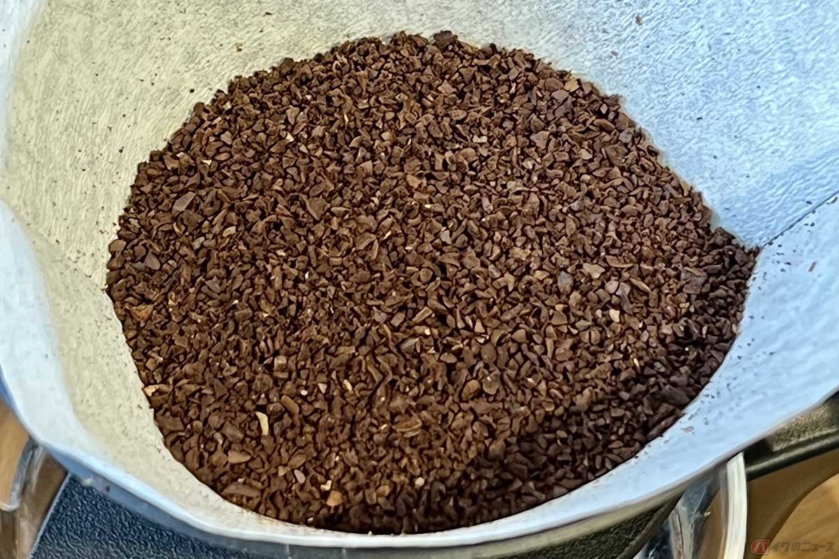 筆者(黒田悟志)が使用するゼブランの手動式のコーヒーミルで挽いたコーヒー豆