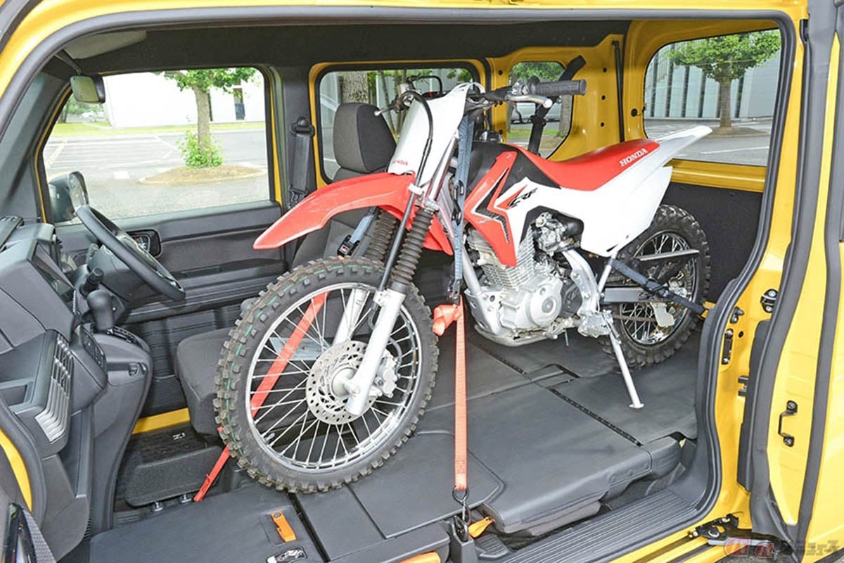 ホンダの軽自動車「N-VAN」に「CRF125F」を積み、固定した状態