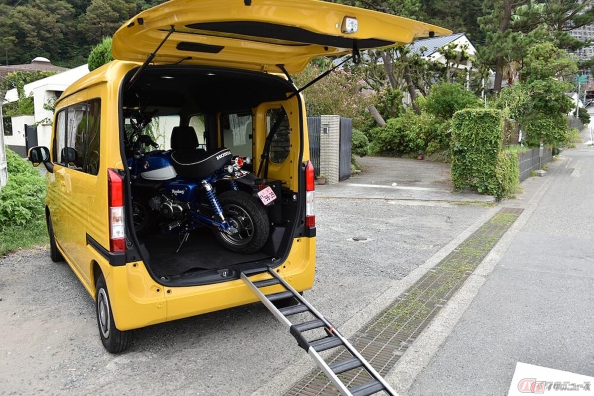 ホンダの軽自動車「N-VAN」に「モンキー125」を積み、固定した状態。ラダーレールを引っ掛けるポイントが欲しいところです