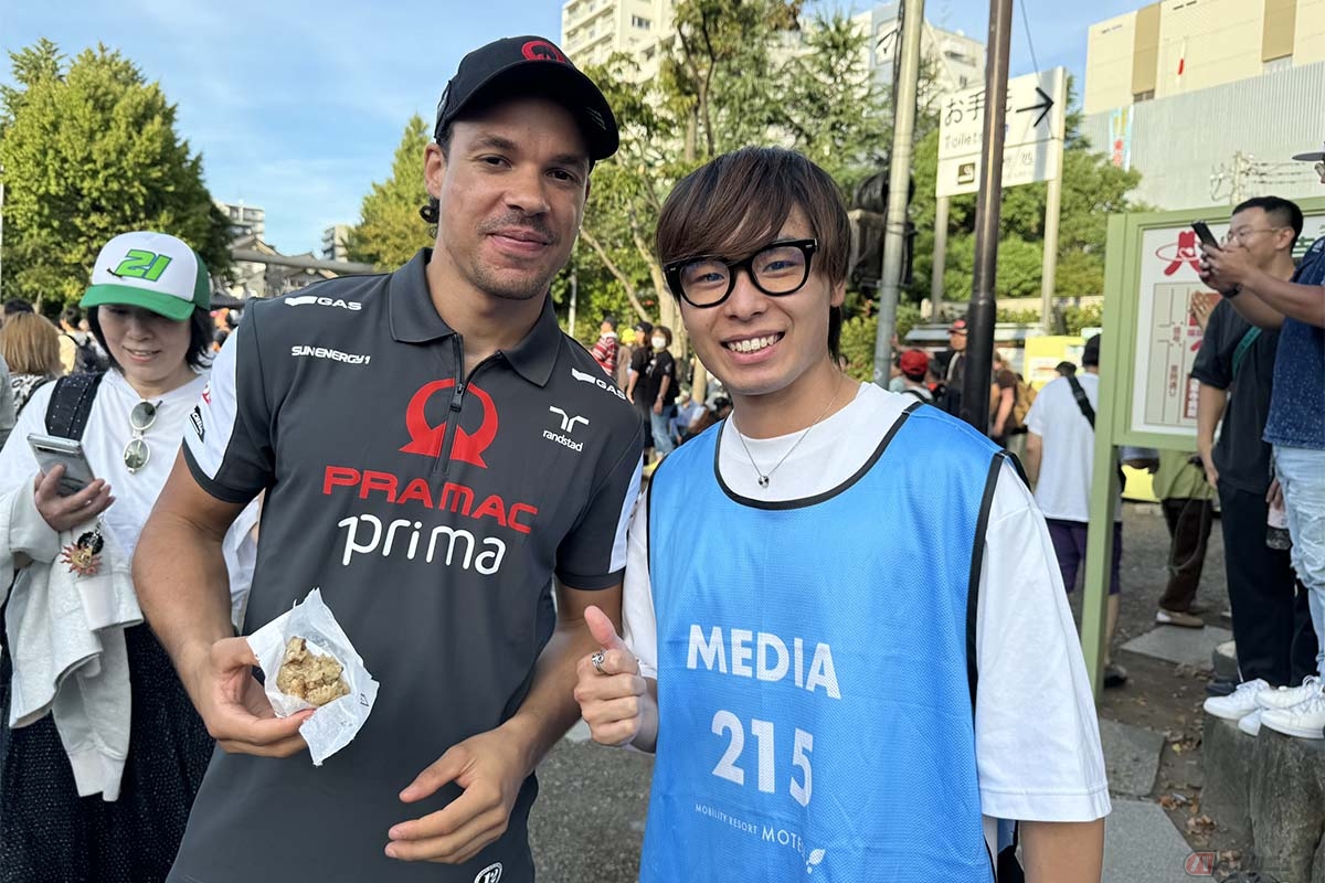 フランコ・モルビデリ選手とのツーショット写真を撮る石塚健選手