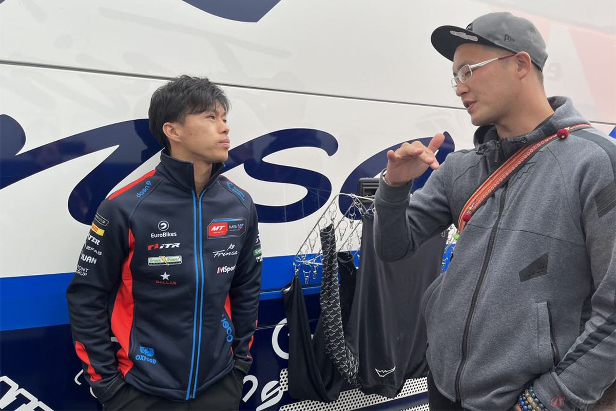 カタロニアサーキットのパドックで立ち話をする小椋藍選手と濱原颯道選手