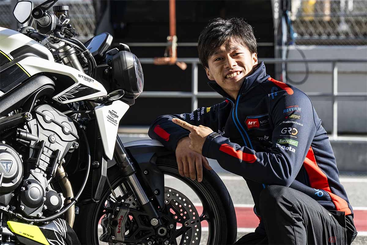 小椋 藍 選手とトライアンフ トリプル トロフィーの賞品である特別仕様の「Street Triple 765RS」
