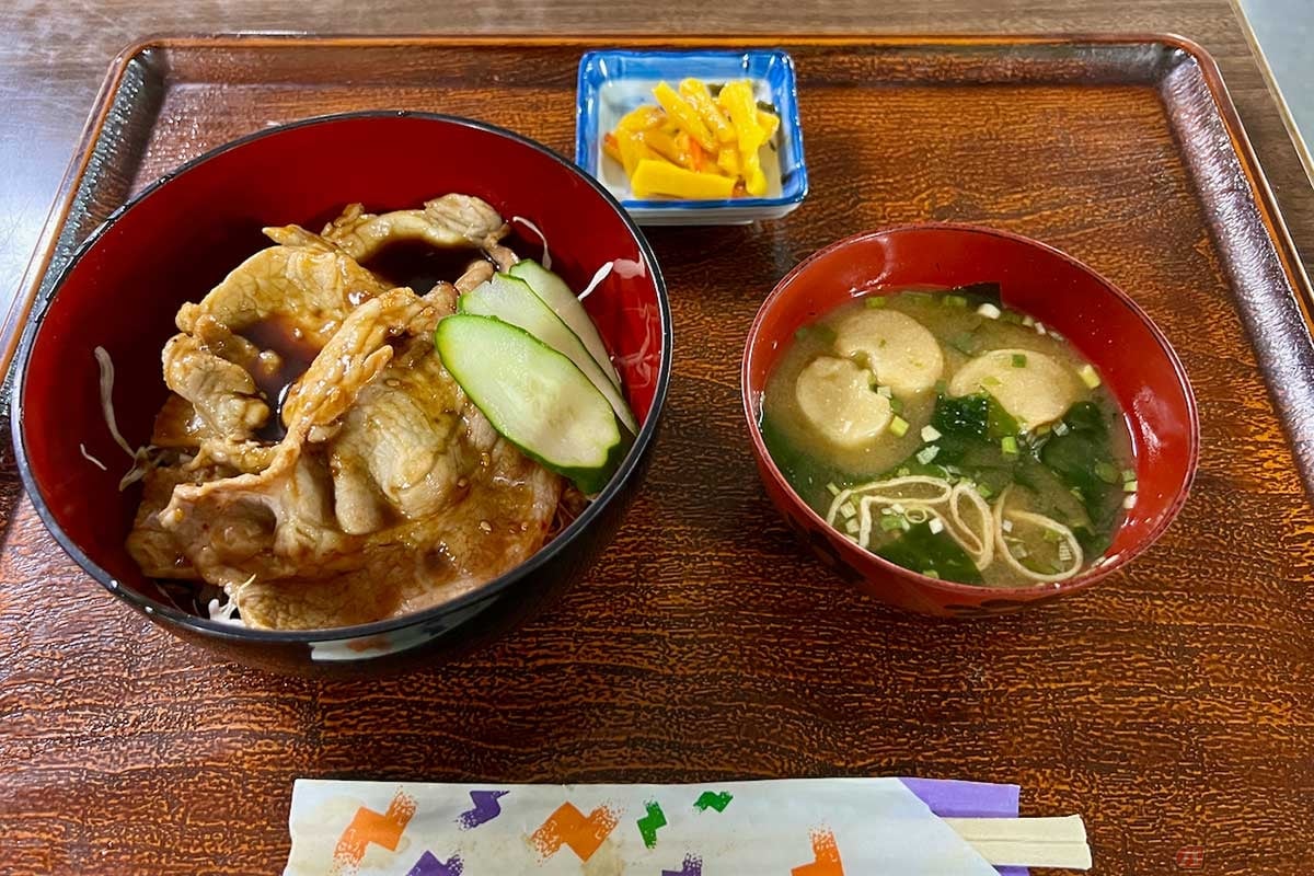 今回は「焼肉丼」(800円)をオーダー。甘辛いタレの豚肉が食欲をそそる。肉も大きく満足の一杯だった