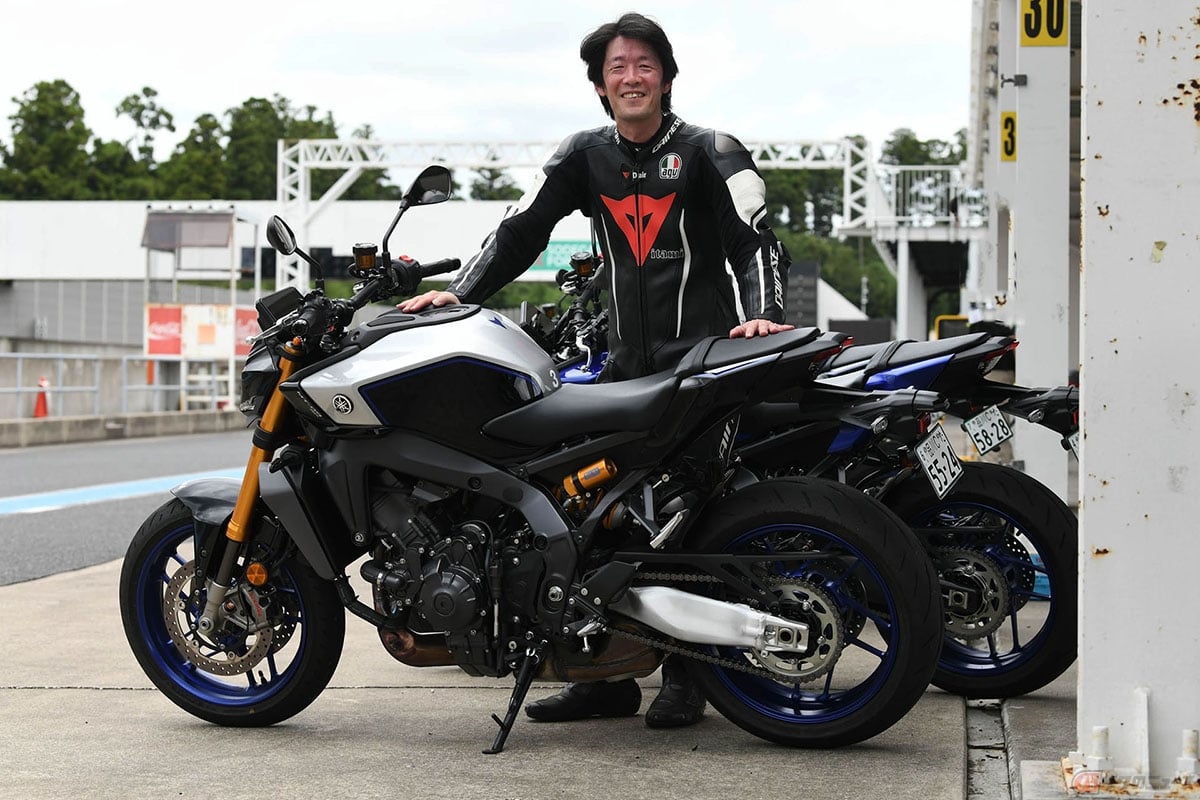ヤマハ「MT-09SP」と筆者(伊丹孝裕)