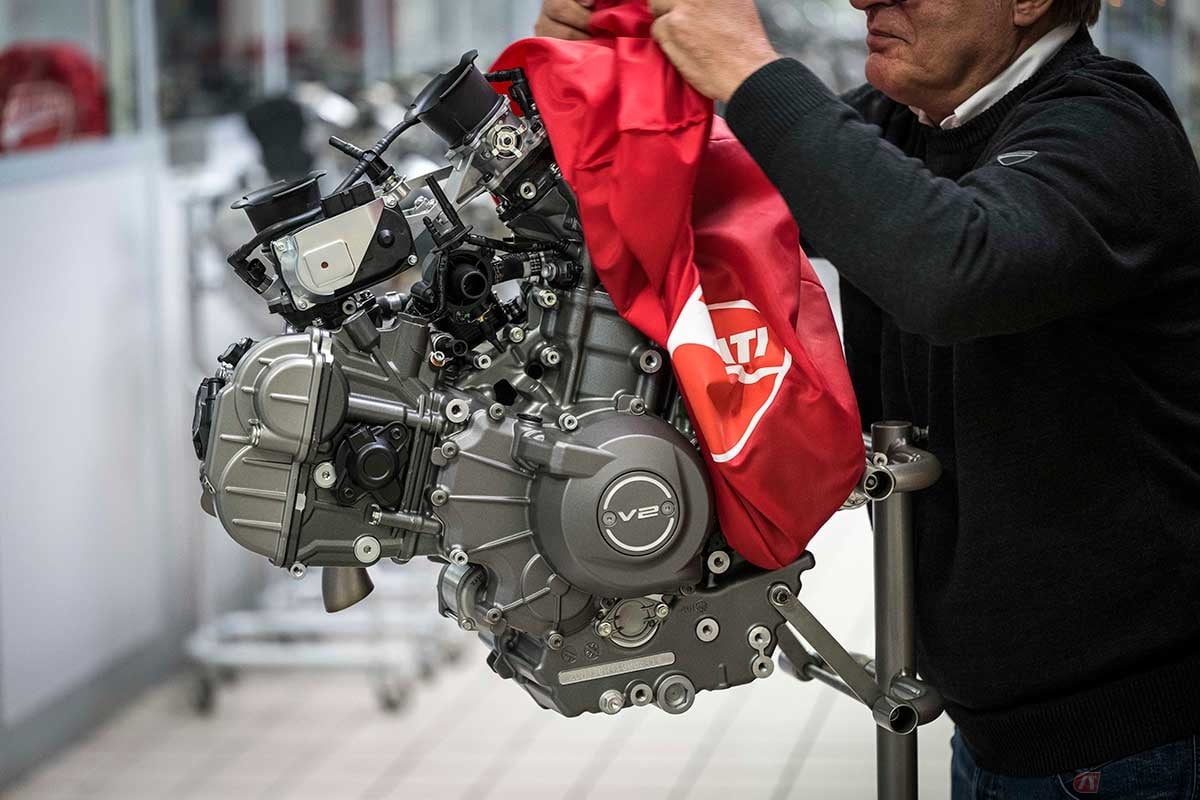 アンベールされたドゥカティ史上最軽量&コンパクトな「V2」エンジン。大排気量エンジンのダウンサイズではなく、ミドルクラスのVツインエンジンとして専用設計です
